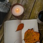 Atmosfera autunnale con bevanda calda e colori di stagione